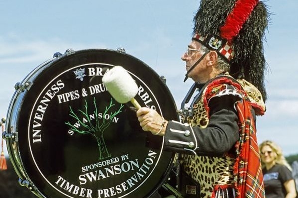 Skotští bubeníci a dudáci jsou součástí Highland Games